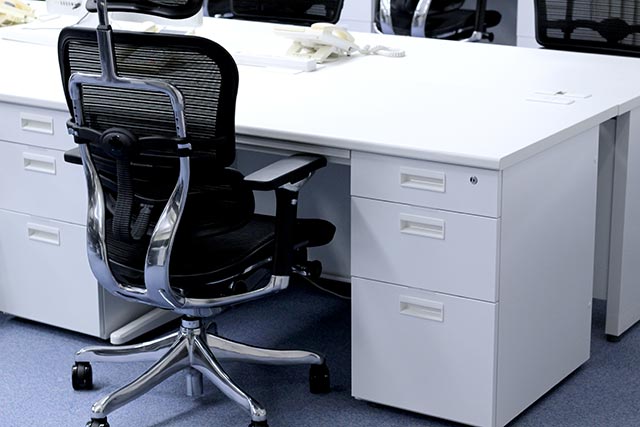 Desks with 120 cm wide drawers to store everything you need