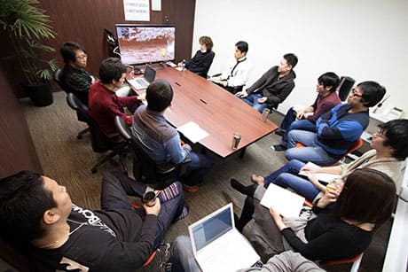 新企画の会議にみんな真剣です