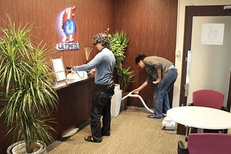 毎週月曜日の朝はメンバーみんなで社内清掃です