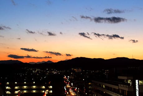 窓からは綺麗な夕焼けが