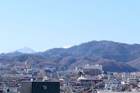 高尾山の脇から富士山の頭も望めます