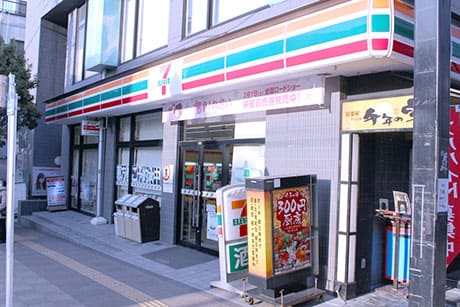 徒歩1分でコンビニも