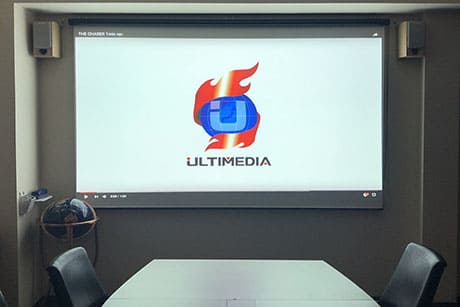 110型の大型プロジェクタースクリーン