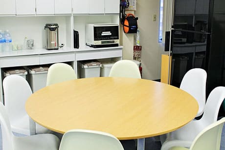 電子レンジや給湯器、冷蔵庫も完備<br>ここで集まって皆で食事をします