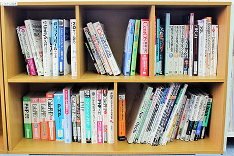 Web関連やプログラミング言語の技術書が詰まった本棚です<br>常に新しい知識を取り入れています