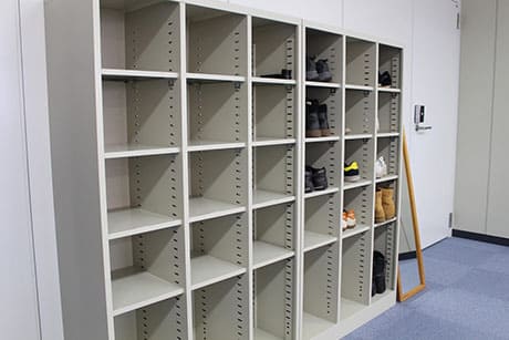 社内は常に清潔に保ち、足をリラックスさせて業務に臨む為、土足禁止となっております