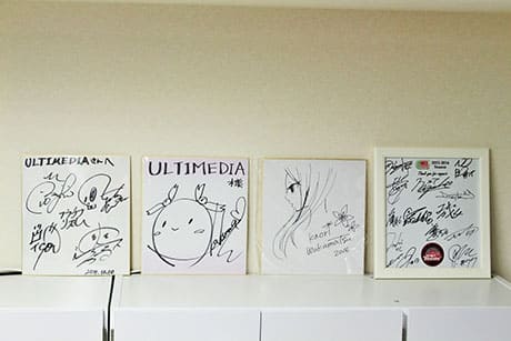 仕事で関わった方々のサインを飾っています